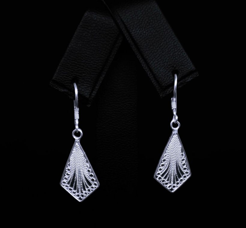 Arete rombo con ramales en plata.